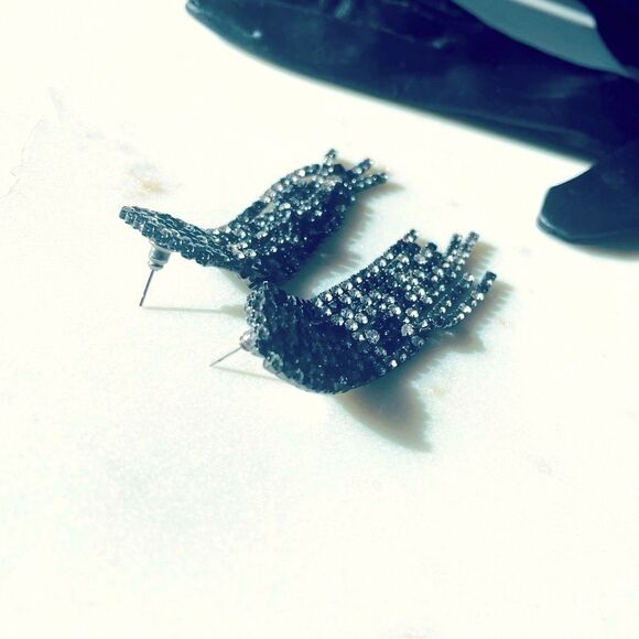 ♥️ Garavani style crystal pendant earrings, clear gunmetal black contrast dangle - Picture 5 of 16